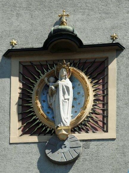 Mutter Gottes mit Jesuskind angebracht am Firmengebäude der Rauchmühle