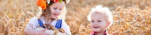 Nette Kinder in einem Getreidefeld