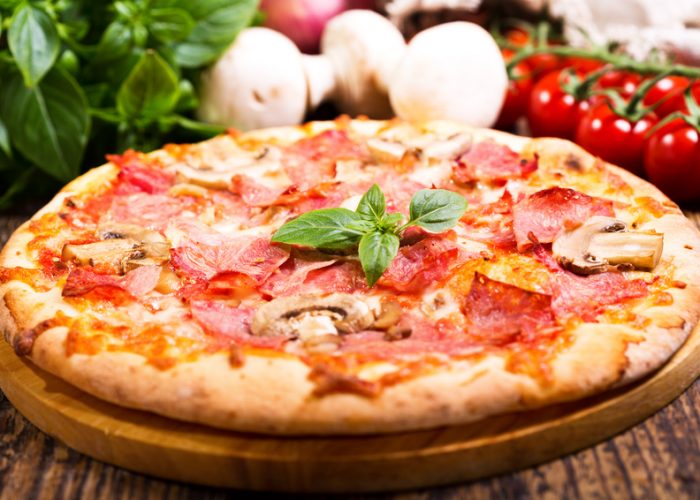 Pizza mit Schinken und Champignons / Rezepte / Rauchmühle / Rauchmehl