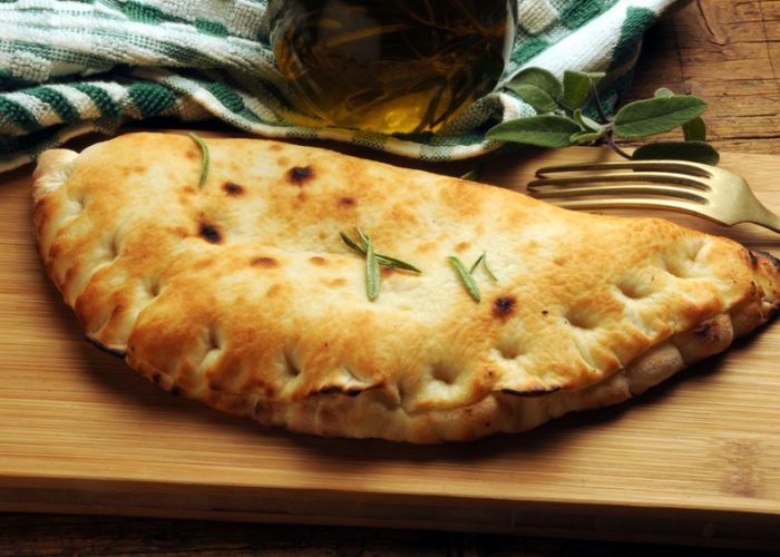 Pizzataschen (Calzone) / Pizza zusammengeklappt mit Spinatfülle / Rauchmühle / Rauchmehl