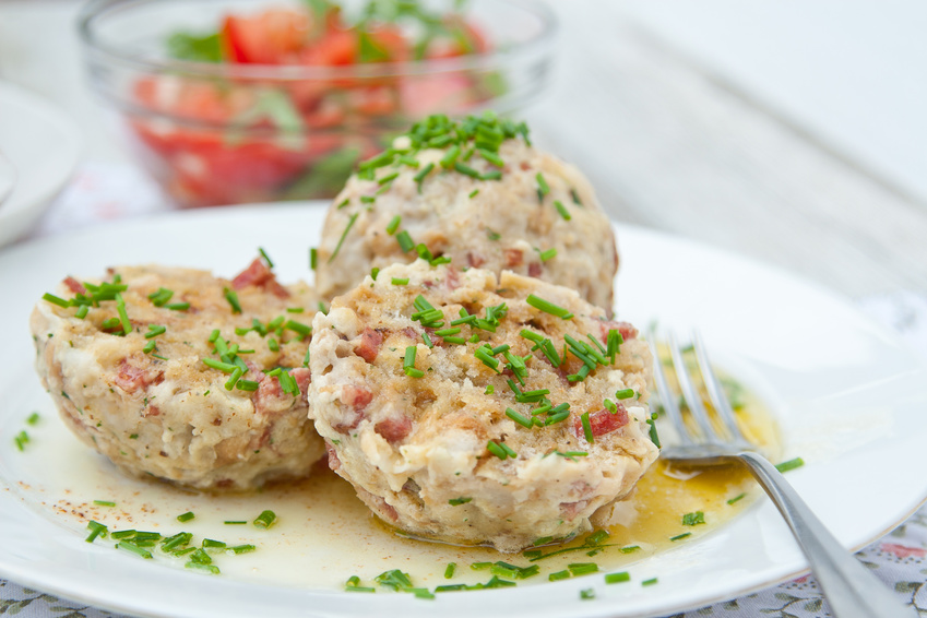 Tiroler Speckknödel / mit Salat oder als Suppeneinlage / Rauchmühle / Rauchmehl