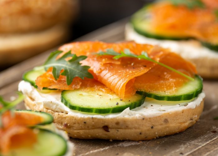 Gebäck mit Frischkäse und Gurken-Lachs-Belag / Rauchmühle / Rauchmehl