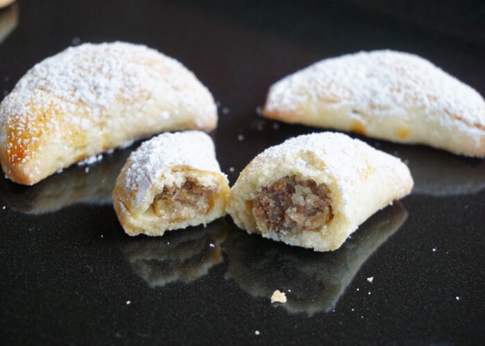 Kipferl / mit Marzipan-Haselnussfüllung / Rauchmühle / Rauchmehl